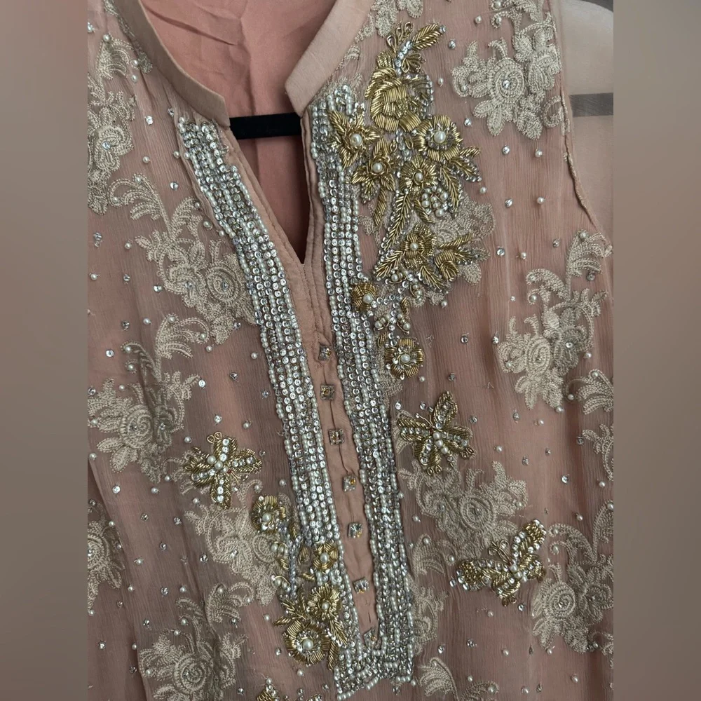 Agha Noor - Chiffon Elegant Peach Embroidered Kurta ( 2 piece ) - Picture 3 of 8